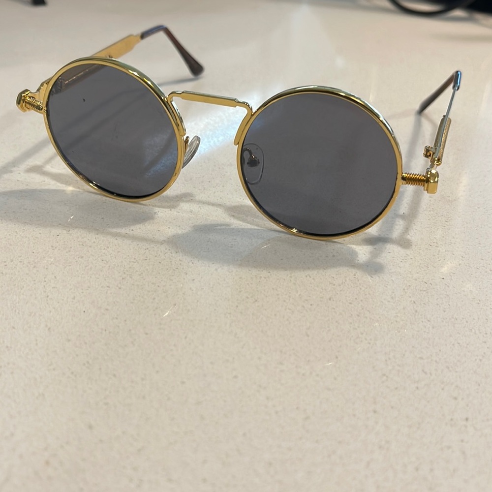 Gold Trim Round Sunglasses 🕶